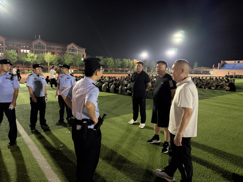 派出所民警来校日常巡逻