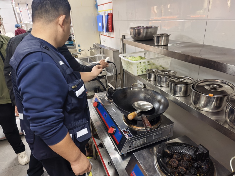 对学校食堂进行消防安全检查
